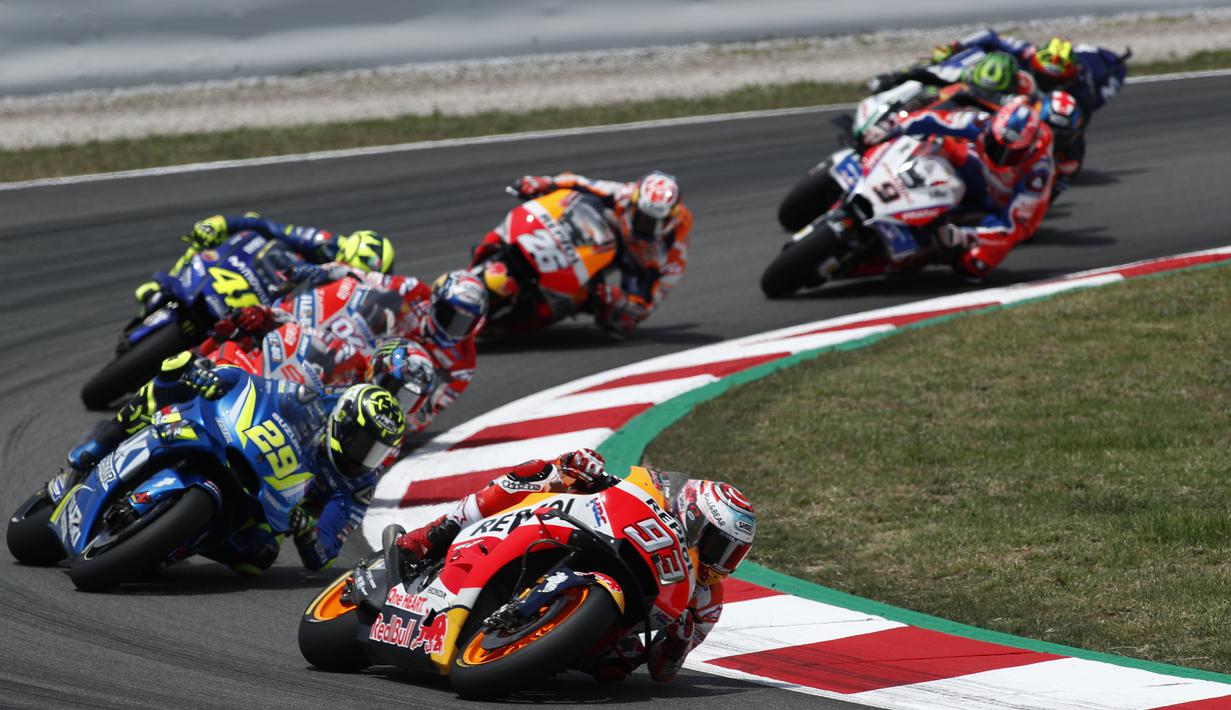 Pebalap Honda, Marc Marquez, diposisi terdepan saat balapan MotoGP 2018 di Sirkuit Catalunya, Spanyol, Minggu (17/6/2018). Lorenzo menjadi yang tercepat dengan catatan waktu 40 menit 13,566 detik. (AP/Eric Alonso)