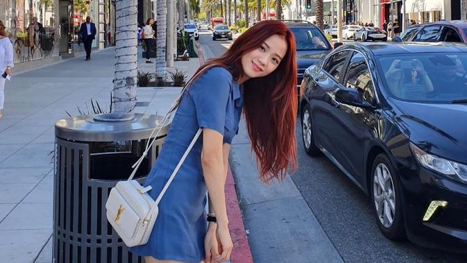 Mampir di beberapa negara, Jisoo tampak menikmati waktu luangnya. Walaupun telah menjadi artis yang dikenal di seluruh dunia, Jisoo kerap kali menggunakan baju yang simpel untuk jalan-jalan. (Liputan6.com/IG/@sooyaaa__)