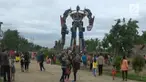  Sebuah robot setinggi tujuh belas meter koma lima menjadi hiburan warga di kampung Dukuh Pinang, Kecamatan Kelapa Dua, Tangerang, Banten.

Menurut pembuatnya robot tersebut tertinggi dari 2 robot yang ada di negara China.(sab)