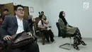 Rosmanizar saat menjalani sidang cerai perdana di Pengadilan Agama Jakarta Timur, Kamis (16/8). Rosmanizar menghadiri sidang cerai perdana tanpa kehadiran Enji mantan suami Ayu Ting Ting tersebut. (Liputan6.com/Herman Zakharia)