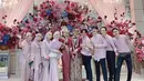 Ungkap terima kasih sudah meluangkan waktu datang ke acara pernikahannya, Beni Mulyana dan Ira Dahlia mendoakan agar para sahabatnya segera menyusul. Selain mendampingi saat acara penikahan, para bridesmaid Ira Dahlia ini juga mempersiapkan acara bridel shower untuk kakak ipar Lesti Kejora ini beberapa minggu jelang acara pernikahan. (Liputan6.com/IG/@gurluzy)