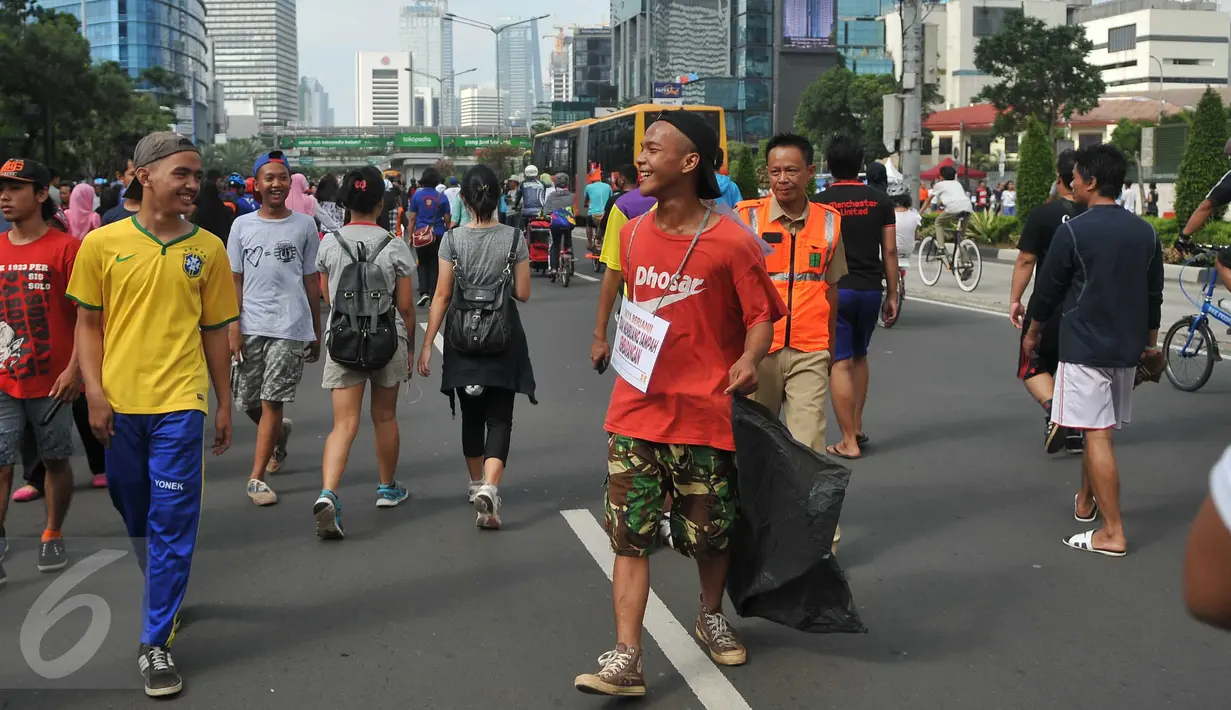 Seorang warga menjalani hukuman untuk memunguti sampah di kawasan Bundaran HI, Jakarta, Minggu (24/4).Selain denda uang, pria ini bisa menggantikannya dengan membersihkan sampah dengan sekantong plastik besar. (Liputan6.com/ Gempur M Surya)