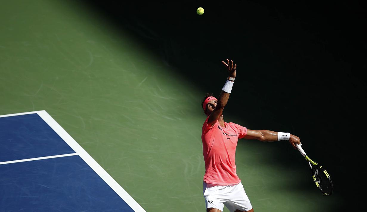 Petenis Spanyol, Rafael Nadal, saat bertanding melawan petenis Ukraina, Alexandr Dolgopolov, pada putaran keempat turnamen AS Terbuka 2017 di New York, Senin (4/9/2017). Nadal menang 6-2, 6-4, 6-1 atas Alexandr Dolgopolov. (AP/Jason Decrow)