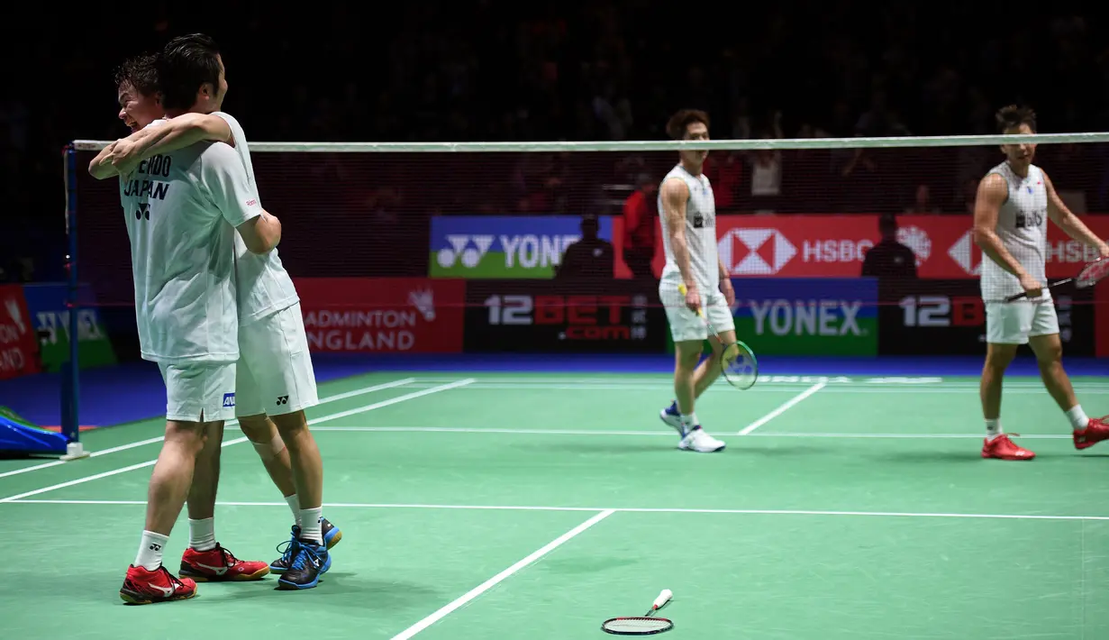 Pasangan Jepang Hiroyuki Endo/Yuta Watanabe melakukan selebrasi usai mengalahkan pasangan Indonesia Kevin Sanjaya Sukamuljo/Marcus Fernaldi Gideon pada laga final ganda putra All England 2020 di Birmingham, Inggris, Minggu (15/3/2020). Kevin/Marcus kalah 18-21, 21-12, dan 19-21. (Oli SCARFF/AFP)