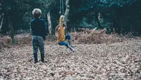 Ilustrasi kakak dan adik. (Photo by Annie Spratt on Unsplash)