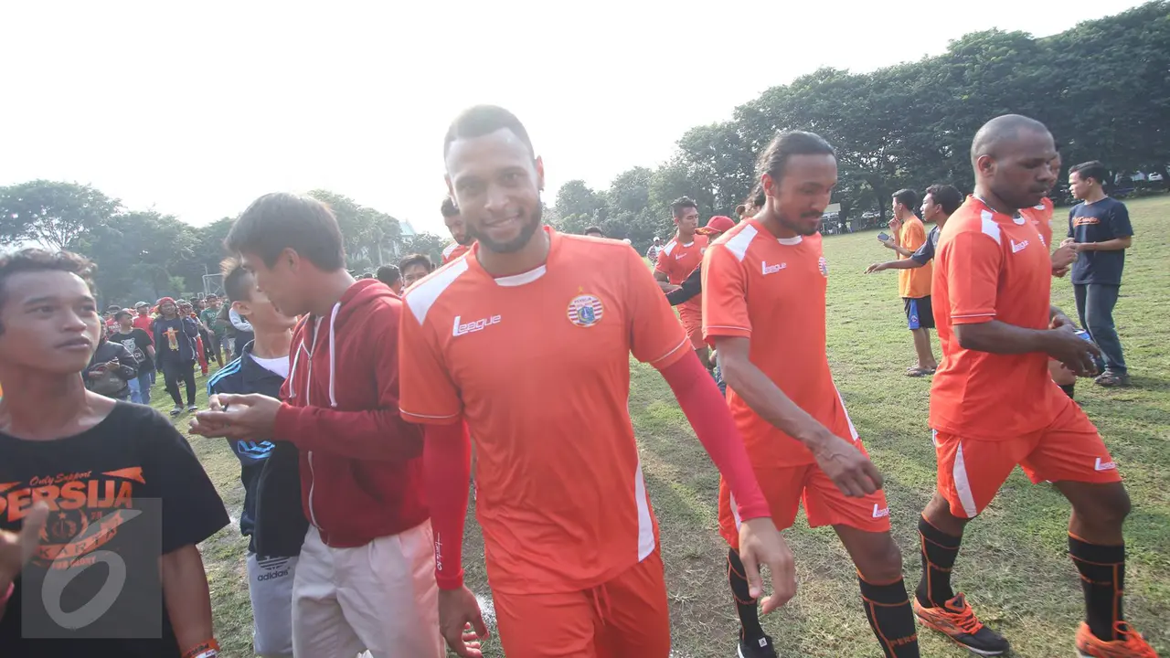 Berlatih di Lapangan Banteng, Pemain Persija Dikerubungi Ratusan The Jakmania