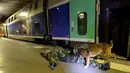  Duncan, salah satu anjing, dan anggota dari GIGN saat melakukan latihan serangan teroris di la Gare Montparnasse, Paris (20/4). Dalam latihan tersebut Menteri Dalam Negeri Prancis Bernard Cazeneuve ikut ambil bagian. (REUTERS/MIGUEL MEDINA)