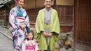 Ruben Onsu dan Sarwendah juga terlihat mengenakan busana khas Jepang. "Moshi moshi 🇯🇵 ," tulis Ruben saat sedang berada di Kyoto Jepang. Thalia terlihat lucu dengan pakaian yang dikenakan. (Instagram/ruben_onsu)