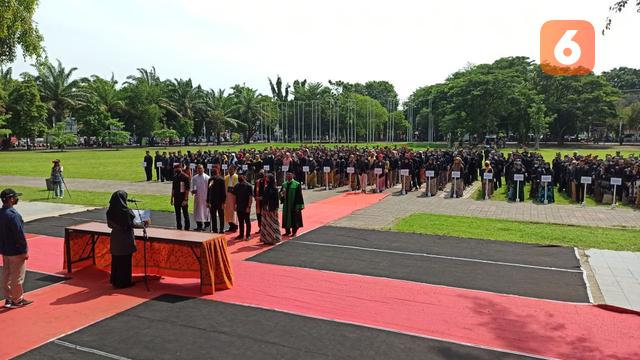 Ratusan Anggota PPS di Banyuwangi dilantik di Taman Blambangan Banyuwangi dengan menggunakan baju adat osing (Hermawan Arifianto/Liputan6.com)