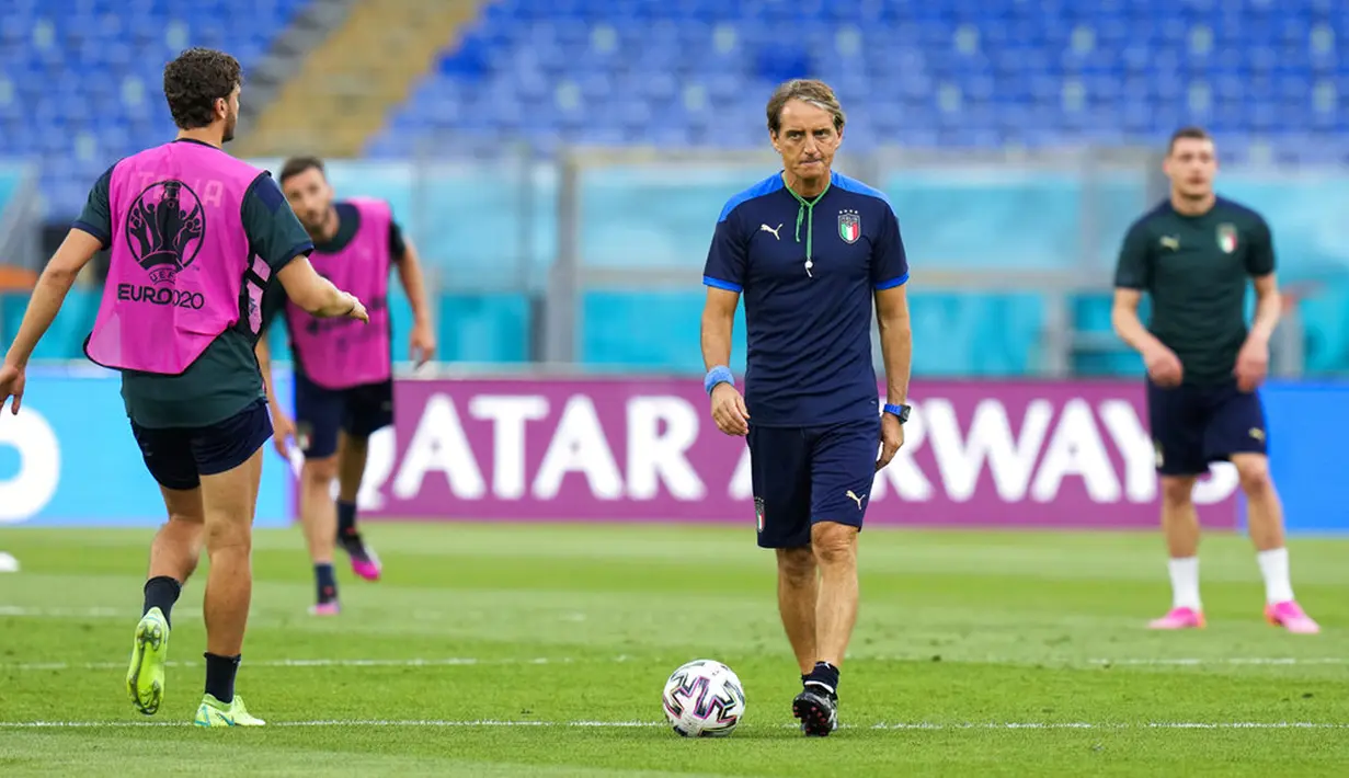 Pelatih Italia Roberto Mancini berjalan di sepanjang lapangan selama sesi latihan  jelang melawan Turki pada pertandingan grup A Euro 2020 di Olympic Stadium, Roma, Italia, Kamis (10/6/2021). Italia akan melawan Turki pada  11 Juni 2021 waktu setempat. (AP Photo/Alessandra Tarantino)