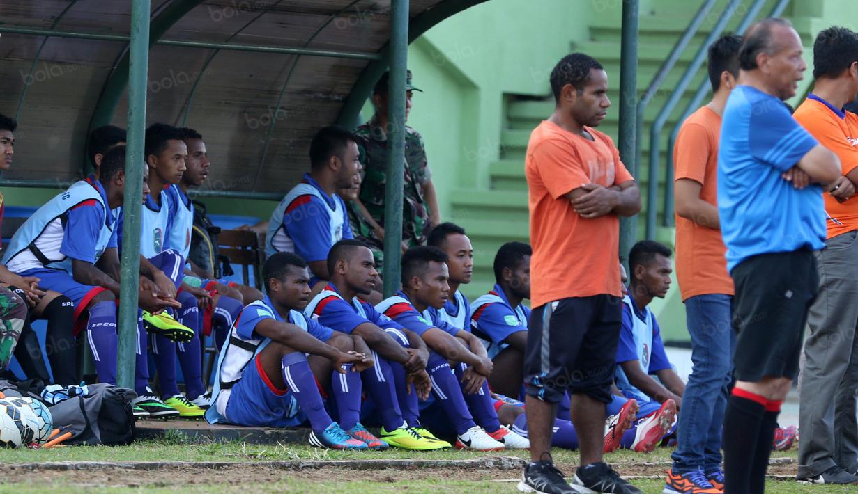 Pemain cadangan Uni Papua tengah serius menyaksikan PS TNI melawan Uni Papua pada laga uji coba di Mako Kostrad, Cilodong, Jawa Barat, (14/7/2016). (Bola.com/Nicklas Hanoatubun)