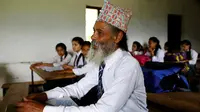 Pria Tua asal Nepal ini, Merupakan Siswa Kelas 10 di Sekolahnya. Source: Scoopwhoop.com
