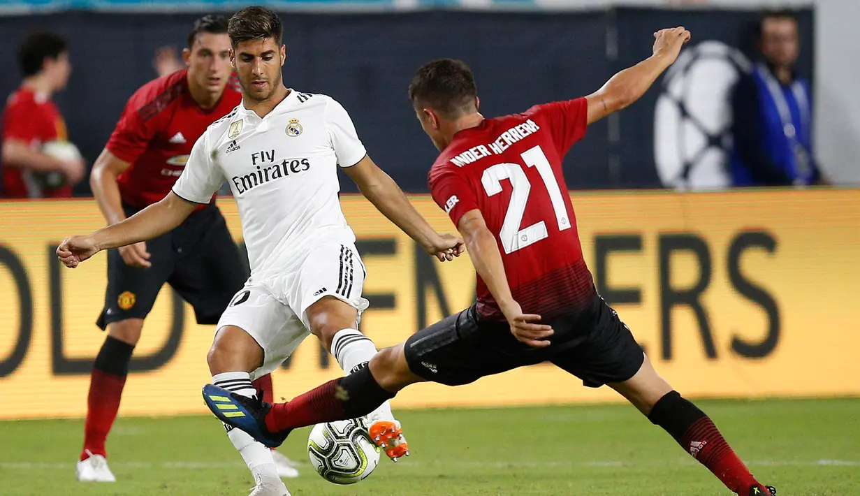 Gelandang Real Madrid Marco Asencio berusaha mengontrol bola dari kawalan pemain MU Ander Herrera saat bertanding pada International Champions Cup di Miami Gardens, Fla (31/7). MU menang tipis 2-1 atas Madrid. (AP Photo / Brynn Anderson )