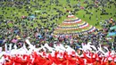 Sejumlah orang menyaksikan pertunjukan dalam upacara pembukaan Festival Pariwisata Shambhala ke-20 di Prefektur Otonom Etnis Tibet Gannan, Provinsi Gansu, China, 31 Agustus 2020. Festival Pariwisata Shambhala ke-20 dimulai di Padang Rumput Dangzhou pada Senin (31/8). (Xinhua/Chen Bin)