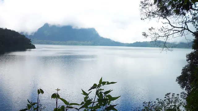 Deretan Danau Indah nan Mistis di Indonesia
