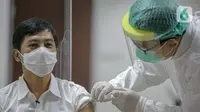 Wakil Menteri Kesehatan Dante Saksono Harbuwono menjalani vaksinasi virus corona COVID-19 di RSCM, Jakarta, Kamis (14/1/2021). Menteri Kesehatan Budi Gunadi Sadikin menuturkan, tahap awal program vaksinasi COVID-19 akan menyasar tenaga kesehatan. (Liputan6.com/Faizal Fanani)