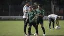 Pemain Timnas Indonesia, Riko Simanjuntak, becanda dengan Evan Dimas saat latihan di Lapangan ABC Senayan, Jakarta, Selasa (20/11). Latihan ini persiapan jelang laga Piala AFF 2018 melawan Filipina. (Bola.com/Vitalis Yogi Trisna)