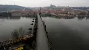 Pemandangan Jembatan Charles yang hampir kosong di Praha, Republik Ceko, Jumat, (20/3/2020). Pemerintah Republik Ceko telah menyetujui langkah dramatis lebih lanjut untuk mencoba dan membendung penyebaran virus corona baru yang disebut COVID-19. (AP Photo/Petr David Josek)