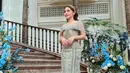 <p>Terlihat manis dengan dress hijau saat menjadi bridesmaid. (sumber: Instagram @prillylatuconsina96)</p>