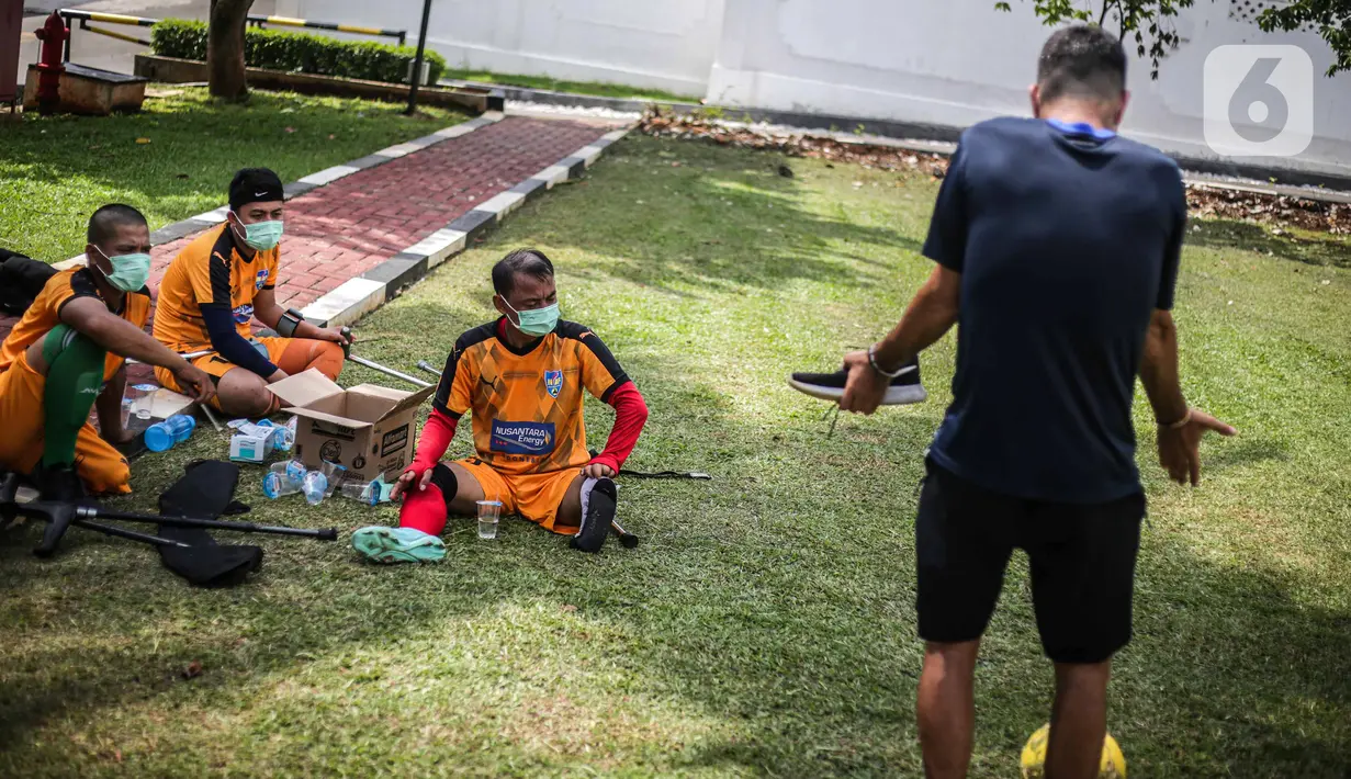 Pelatih dan pemain Tim Macan Amputasian mengenakan masker untuk mencegah penularan COVID-19 saat berlatih di Jakarta, Sabtu (28/11/2020). Latihan tersebut dilakukan dalam rangka persiapan Piala Gubernur DKI tahun 2021 (Liputan6.com/Faizal Fanani)