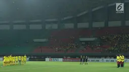 Pemain Bhayangkara FC dan PSM Makassar mengheningkan cipta mengenang penjaga gawang Persela, Choirul Huda jelang lanjutan Liga 1 Indonesia di Stadion Patriot Candrabhaga, Bekasi, Kamis (19/10). PSM Makassar unggul 2-0. (Liputan6.com/Helmi Fithriansyah)