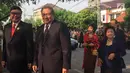 Presiden ke-6 RI Susilo Bambang Yudhoyono (SBY) dan istri Ani Yudhoyono disambut Mendagri, Tjahjo Kumolo saat menghadiri pernikahan putri Presiden Jokowi, Kahiyang Ayu-Bobby Nasution di Graha Saba, Surakarta, Rabu (8/11). (Liputan6.com/ Lizsa Egeham)