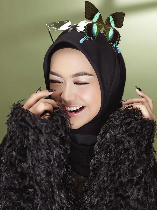 Bikin Pangling, Ini 6 Potret Gaya Ria Ricis dengan Makeup Tebal