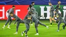 Pemain Inter Milan, Romelu Lukaku, saat latihan jelang laga Liga Champions 2019 di Dortmund, Senin (4/11). Inter Milan akan berhadapan dengan Borussia Dortmund. (AP/Martin Meissner)