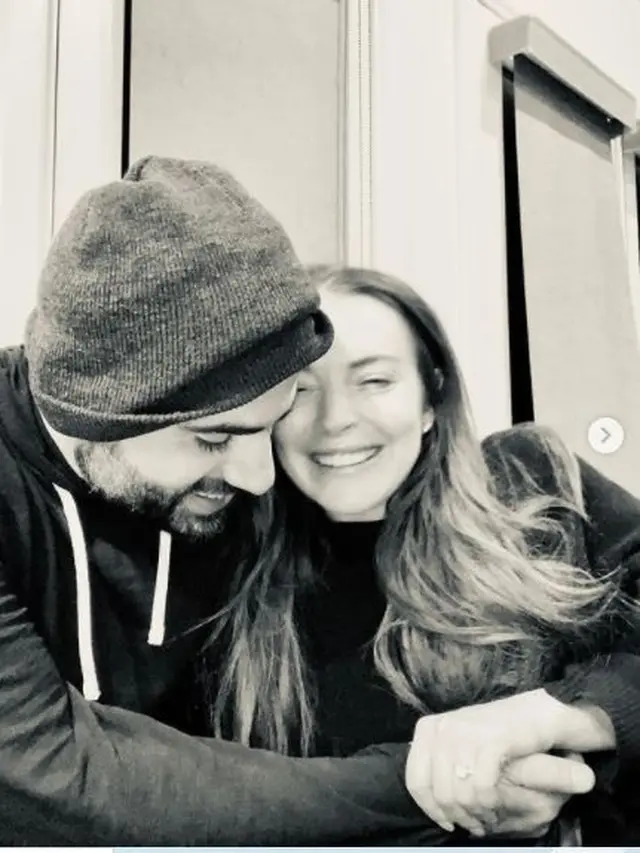 Lindsay Lohan Umumkan Pertunangan, Cincin Berlian Melingkar di Jari Manis