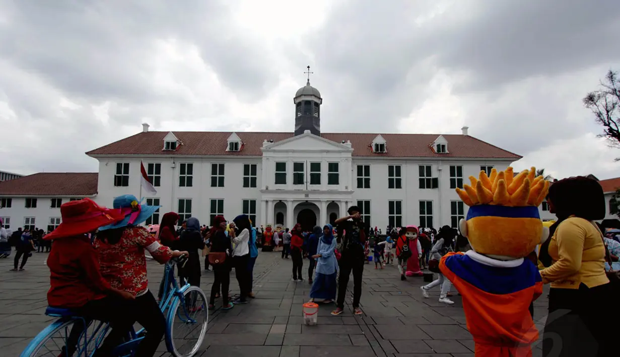 Kawasan Kota Tua Jakarta masih menjadi lokasi wisata favorit warga Jakarta, Jumat (26/12/2014). (Liputan6.com/Faizal Fanani)