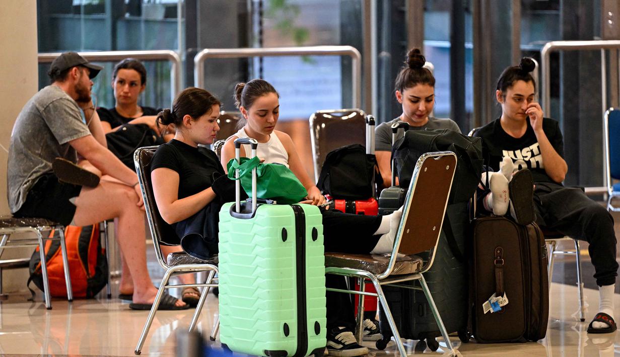 Di mana data tersebut merupakan calon penumpang keberangkatan. Tampak dalam foto, para penumpang menunggu di tengah gangguan penerbangan akibat serangan Israel-Amerika Serikat terhadap Iran, di Bandara Internasional I Gusti Ngurah Rai, Bali, pada Senin 2 Maret 2026. (SONNY TUMBELAKA/AFP)