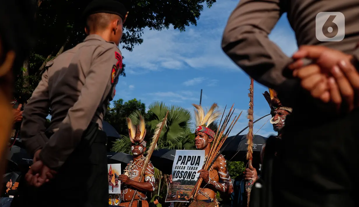 Sebelumnya, pada Maret lalu, suku Awyu telah melayangkan gugatan lingkungan hidup dan perubahan iklim ke Pengadilan Tata Usaha Negara (PTUN) Jayapura menyangkut izin lingkungan hidup yang diterbitkan oleh Dinas Penanaman Modal dan Pelayanan Terbuka Satu Pintu (DPMPTSP) Provinsi Papua untuk PT Indo Asiana Lestari (PT IAL). (Liputan6.com/Angga Yuniar)