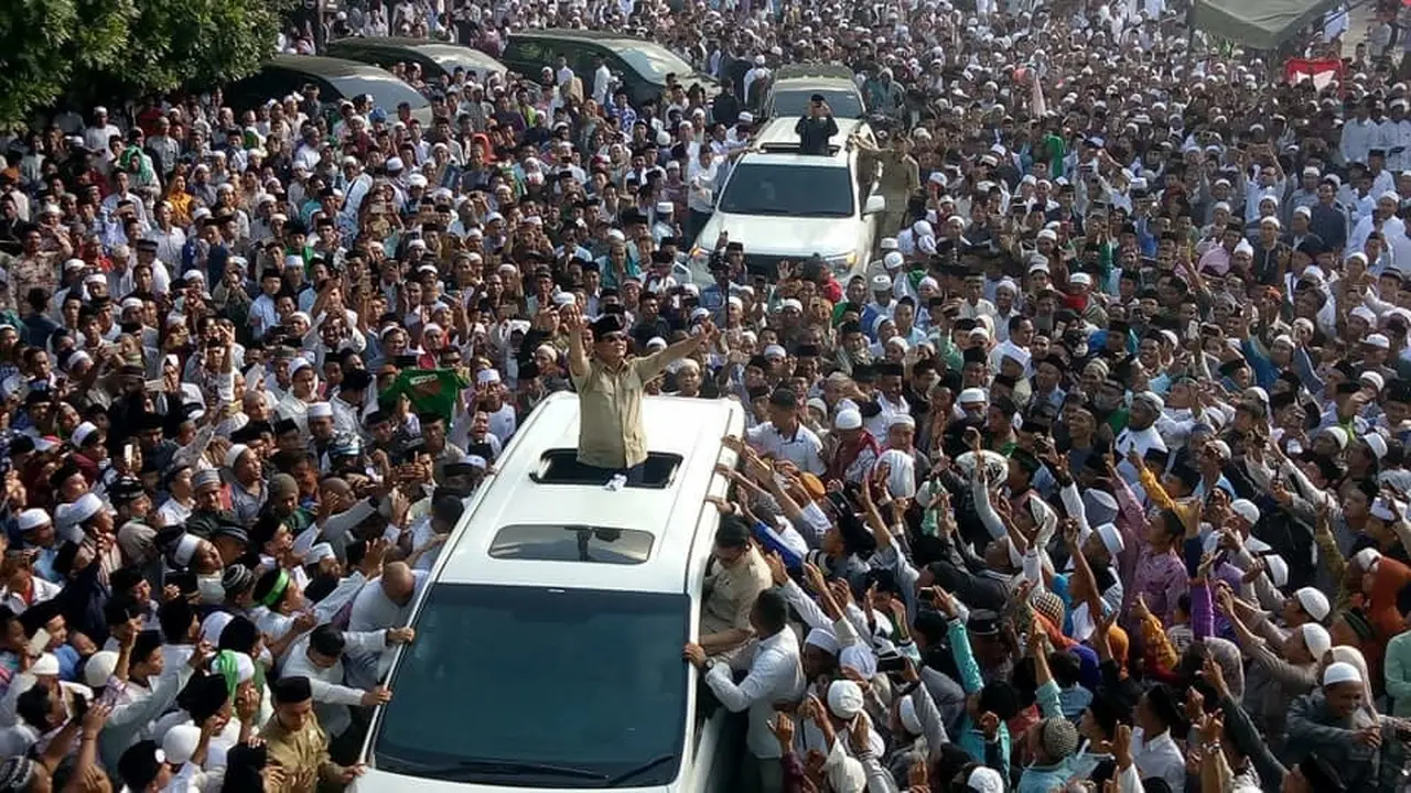 Prabowo dihadapan ribuan warga Pamekasan Madura dan tokoh agama setempat di Pondok Pesantren Mamba’ul Ulum, Bata-bata, Kabupaten Pamekasan, Madura, Jawa Timur, Selasa (26/2/2019).