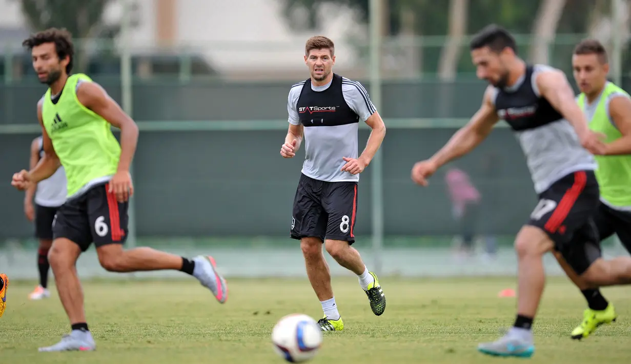 Gelandang LA Galaxy, Steven Gerrard (tengah) saat mengikuti latihan perdananya di Stubhub Center, Los Angeles, Amerika Serikat (7/7/2015). Gerrard akan melakoni debut di laga pra musim kontra America 11 Juli mendatang. (REUTERS/Gary A. Vasquez-USA TODAY)