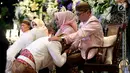 Putra Ketua MPR, Ray Zulham Farras Nugraha mencium tangan ayahnya, Zulkifli Hasan saat acara pernikahan di Jakarta, Minggu (24/9). Acara pernikahan tersebut di hadiri beberapa Tokoh dan Pejabat Publik. (Liputan6.com/Johan Tallo)