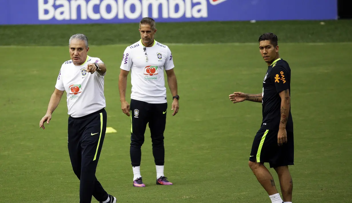 Pelatih Brasil, Tite, memberikan arahan kepada anak asuhnya saat memimpin sesi latihan jelang laga kualifikasi piala dunia 2018 di Barranquilla, Kolombia, Senin (4/9/2017). Brasil akan berhadapan dengan Kolombia. (AP/Fernando Vergara)