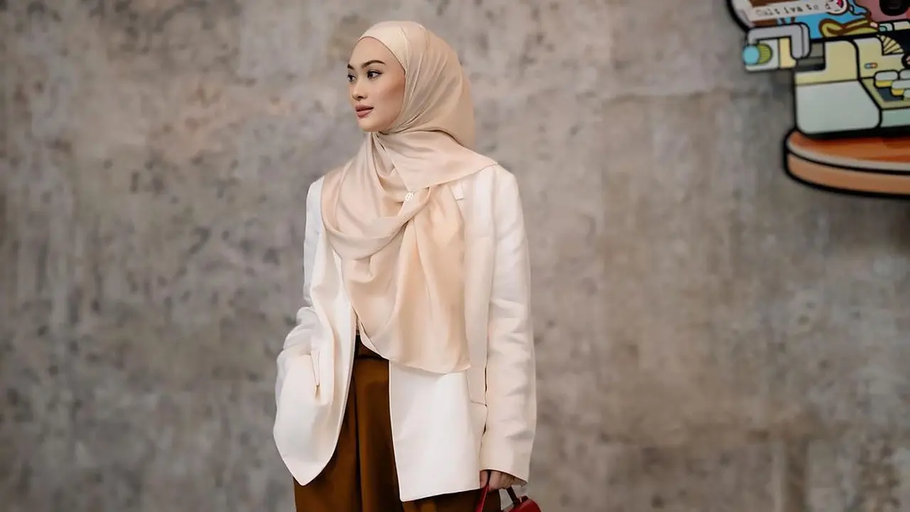 6 Gaya Berhijab Indah Nada Puspita yang Elegan Wajib Ditiru untuk Arisan Ramadan