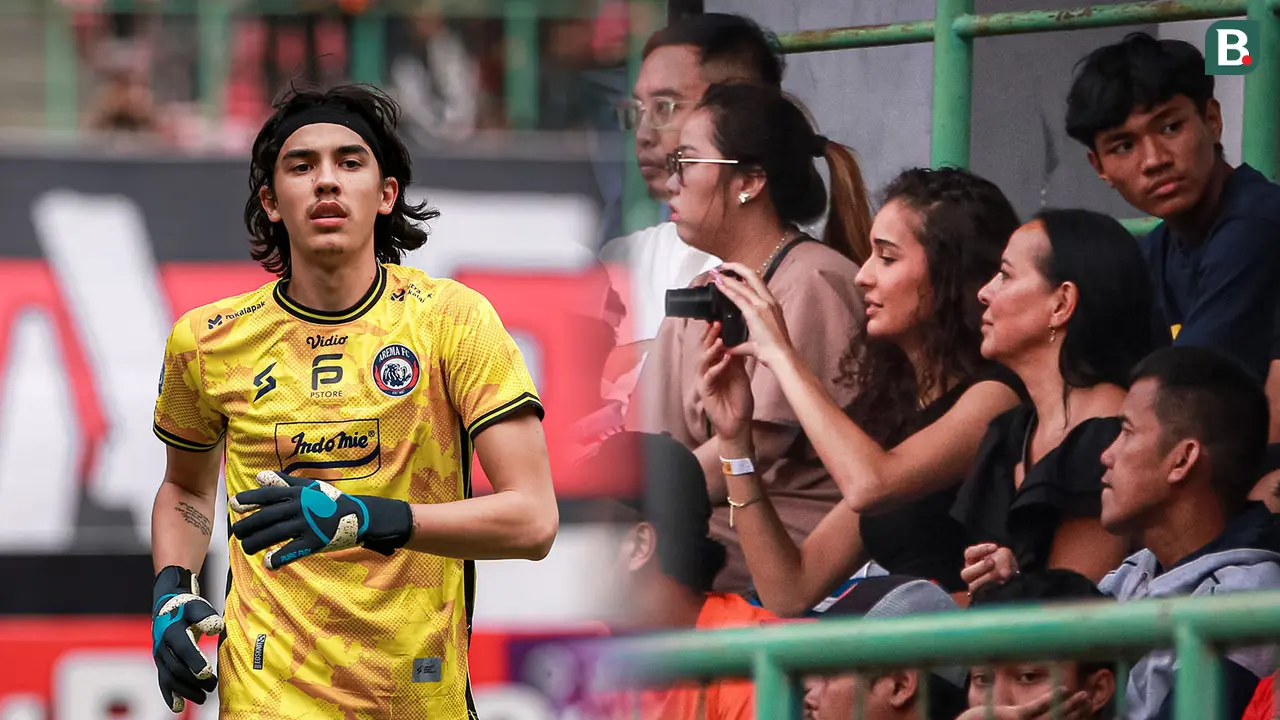 Foto: Momen Ibu dan Kekasih Kiper Arema FC Julian Schwarzer saat Berikan Dukungan Langsung dari Tribun, Tak Terlihat Sang Ayah