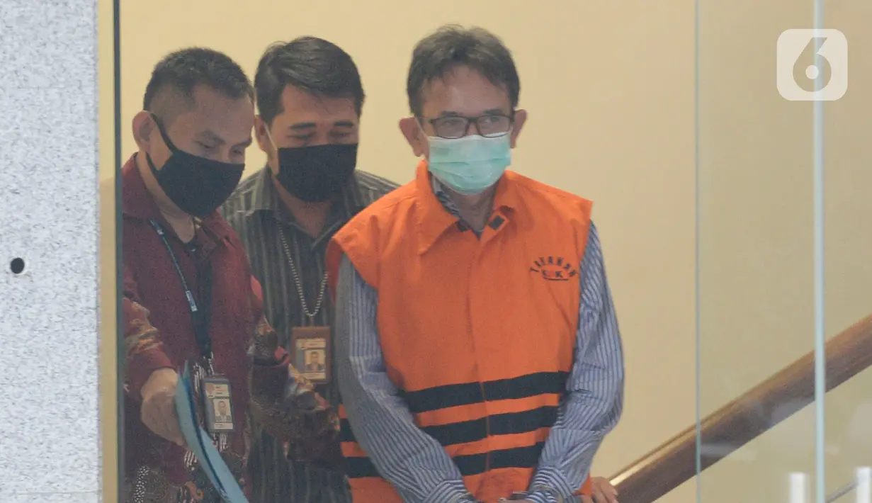 Mantan Direktur Utama PT Dirgantara Indonesia (PTDI) Budi Santoso berjalan keluar usai ditetapkan sebagai tersangka di Gedung KPK, Jakarta, Jumat (12/6/2020). KPK menahan Budi Santoso dalam kasus dugaan korupsi kegiatan penjualan dan pemasaran pesawat PTDI tahun 2007-2017. (merdeka.com/Imam Buhori)