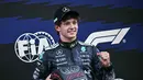 Pembalap Mercedes AMG Petronas asal Italia, Kimi Antonelli, berpose dengan penghargaan pole position setelah sesi kualifikasi Formula 1 GP Jepang 2026 di Sirkuit Suzuka, pada Sabtu (28/3/2026). (Philip FONG/AFP)