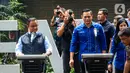 Ketum Partai Demokrat Agus Harimurti Yudhoyono bersama Gubernur DKI Anies Baswedan memberikan keterangan di DPP Partai Demokrat, Jakarta, Jumat (7/10/2022). Kunjungan Anies ke Demokrat ini merupakan yang pertama setelah diusung sebagai calon presiden (capres) Pilpres 2024 oleh Partai NasDem. (Liputan6.com/Faizal Fanani)