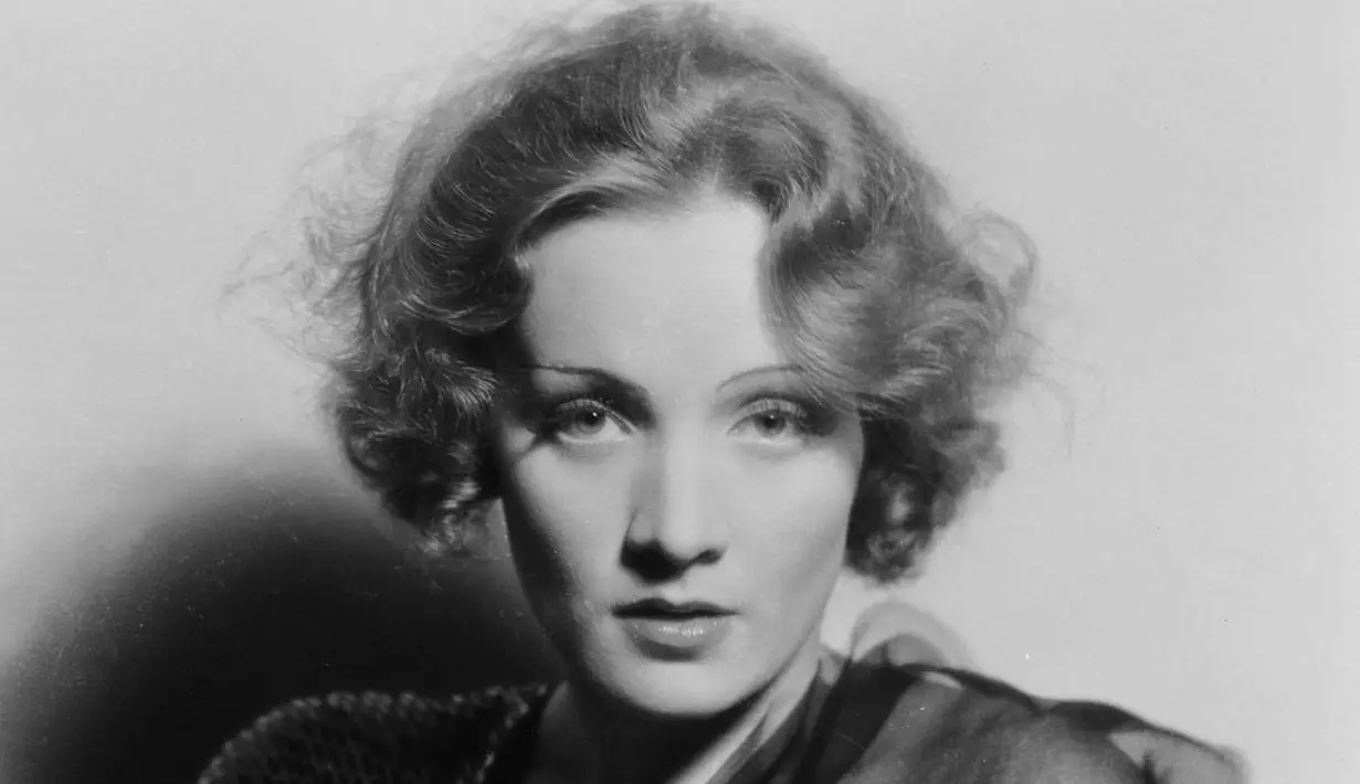 Ia melawan Nazi. Dan saat Adolf Hitler menahan bangsa Yahudi, ia membantu teman-temannya untuk kabur. Saat Holocaust, lebih dai 6 juta bangsa Yahudi dan jutaan etnis minoritas dibunuh secara sistematis. (Daily Mirror)