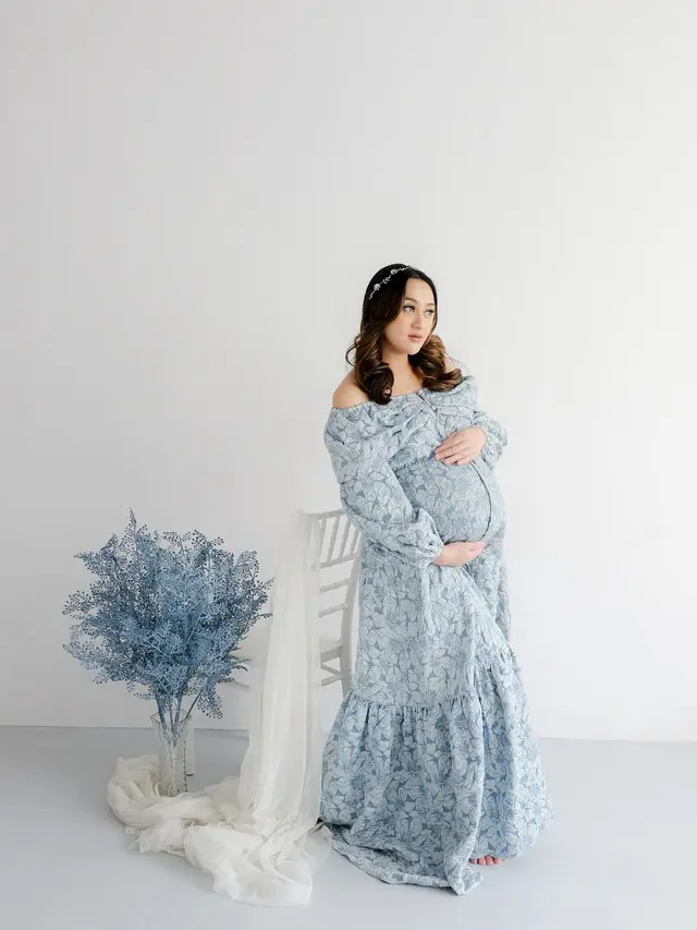 7 Maternity Shoot Memes Prameswari yang Hamil Anak Kembar Ini Menawan