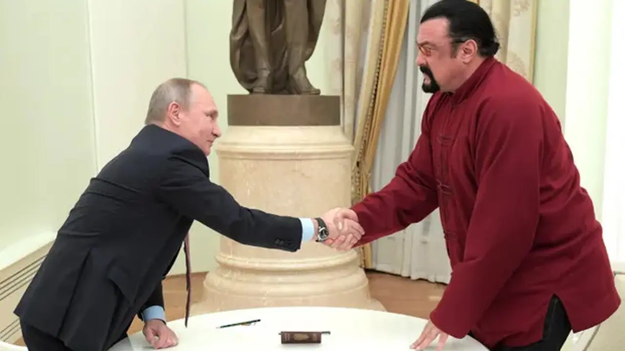 Steven Seagal menerima paspor Rusia dari Presiden Vladimir Putin pada 2016. (Foto: AFP/Sputnik/Alexey Druzhinin)