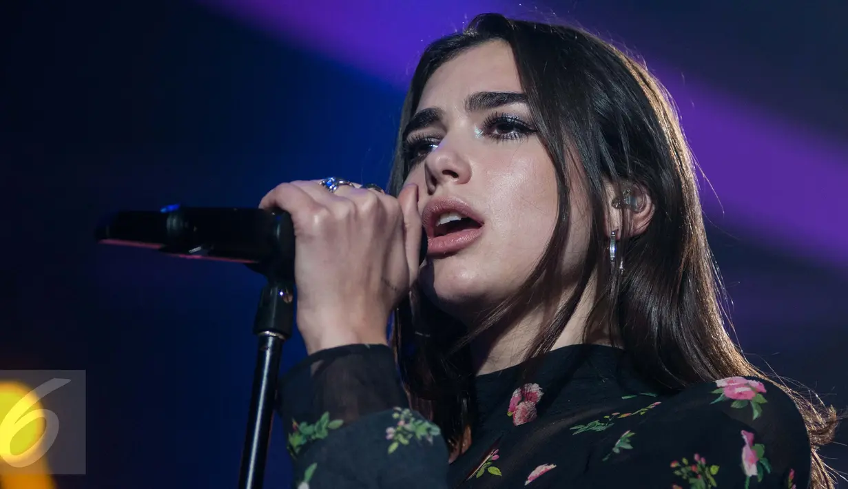 Penyanyi asal Inggris Dua Lipa saat menjadi bintang tamu acara SCTV Music Awards 2017  di Studio 6 EMTEK, Jakarta, Selasa (16/5).Karir musiknya dimulai pada usia 14, saat dia mulai mengcover lagu di YouTube. (Liputan6.com/Gempur M Surya)