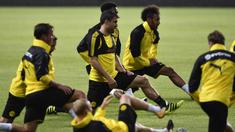 Striker Dortmund, Pierre-Emerick Aubameyang, bersama rekan-rekannya berlatih di Guangdong, Cina, Senin (17/7/2017). Dortmund akan menghadapi AC Milan pada laga International Champions Cup. (AFP)