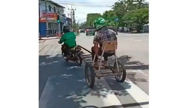 Cara Kreatif Driver Ojol Lakukan Physical Distancing Ini Curi Perhatian
