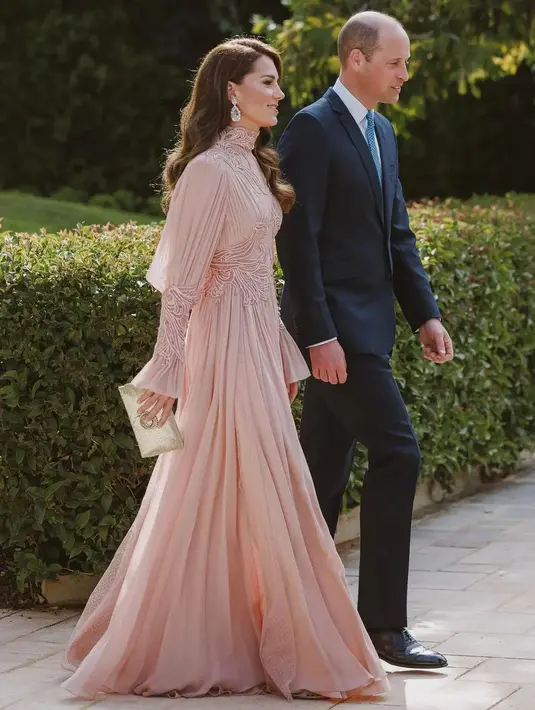 Penampilan Kate Middleton juga turut mencuri perhatian [@royalinstablog]