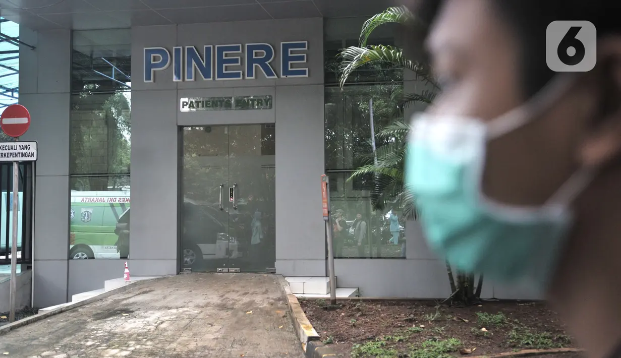 Pengunjung melintasi ruang isolasi pasien virus corona atau COVID-19 di Gedung Pinere, RSUP Persahabatan, Jakarta Timur, Rabu (4/3/2020). Saat ini RSUP Persahabatan tengah menangani 31 pasien dalam pemantauan dan pengawasan dari potensi terpapar virus corona. (merdeka.com/Iqbal Nugroho)