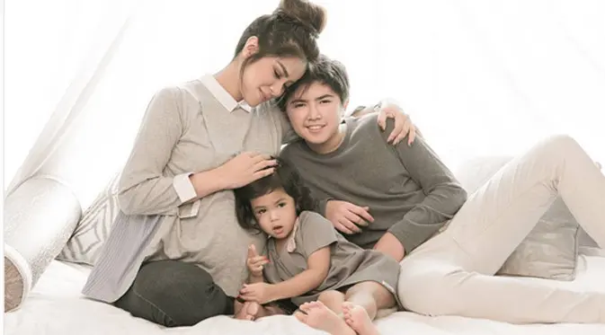 Olla bersama dua buah hatinya. Keberadaan anak pertama Olla dari pernikahan sebelumnya itu membuat banyak netizen yang gagal fokus. 